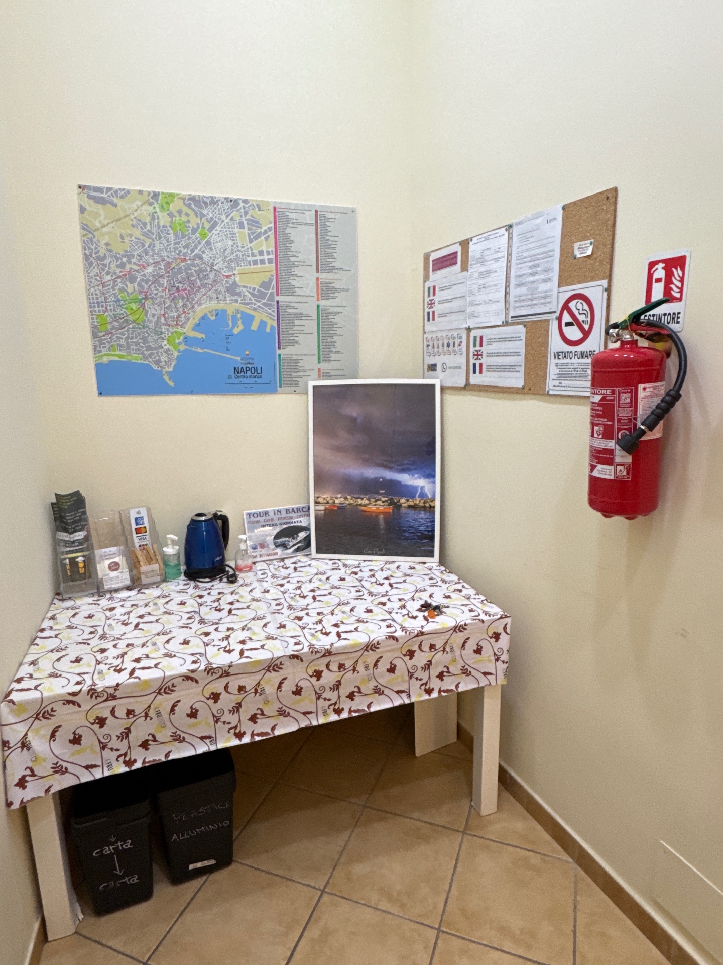 Area comune del B&B Il Gobbetto con mappa di Napoli